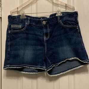 AMETHYST JEANS Denim Embroidered Lace SHORTS, Women’s Size 18, Zipper/Button